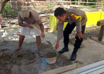 Bhabinkamtibmas Bersinergi dengan Masyarakat Gotong Royong Bangun Musholla