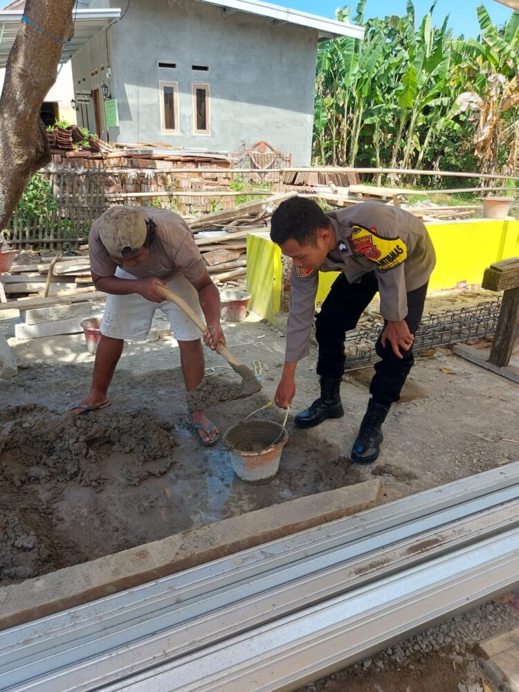 Bhabinkamtibmas Bersinergi dengan Masyarakat Gotong Royong Bangun Musholla