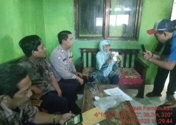 Bhabinkamtibmas Polsek Pamanukan Monitoring Pembagian Bansos