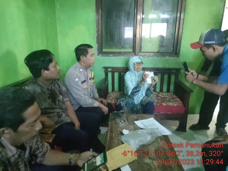 Bhabinkamtibmas Polsek Pamanukan Monitoring Pembagian Bansos