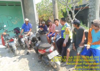 Sambang Warga dengan DDS, Bhabinkamtibmas Polsek Pamanukan Sampaikan Pesan Kamtibmas ke Warga