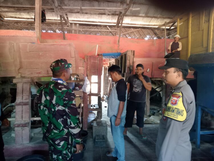 BHABINKAMTIBMAS BERSAMA BABINSA DESA TANJUNGRASA POLSEK BINONG POLRES SUBANG LAKSANAKAN SAMBANG WARGA
