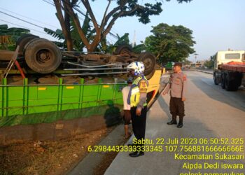 Gerak Cepat, Polisi Pamanukan Turun Langsung Bantu Mobil Alami Kecelakaan di Jalur Pantura