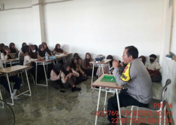 Berikan Pesan Kamtibmas di Lingkungan Sekolah, Bhabinkamtibmas Polsek Pamanukan Ajak Pelajar Bijak Gunakan Medsos