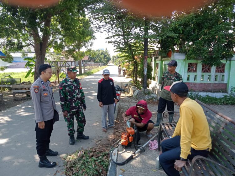 Bhabinkamtibmas dan Babinsa Bersinergi bantu kerja bakti warga