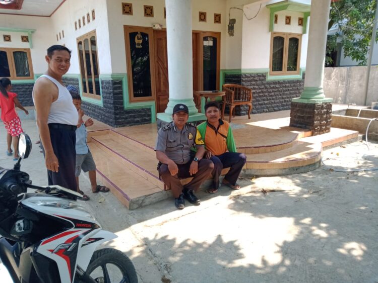 Dekatkan Diri dengan Masyarakat, Bhabinkamtibmas Desa Bojongkeding Polsek Binong Rutin Sambang Warga 