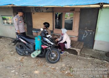 Sambangi Warga yang Hendak Bepergian, Bhabinkamtibmas Polsek Pamanukan Sampaikan Pesan Kamtibmas