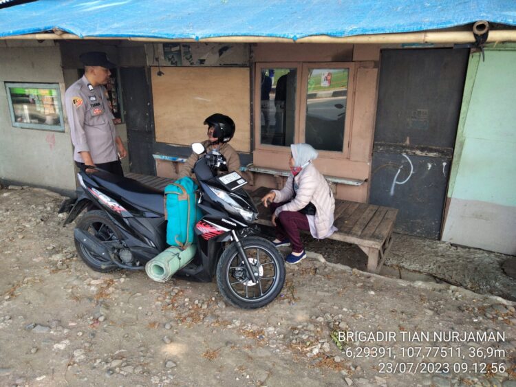 Sambangi Warga yang Hendak Bepergian, Bhabinkamtibmas Polsek Pamanukan Sampaikan Pesan Kamtibmas