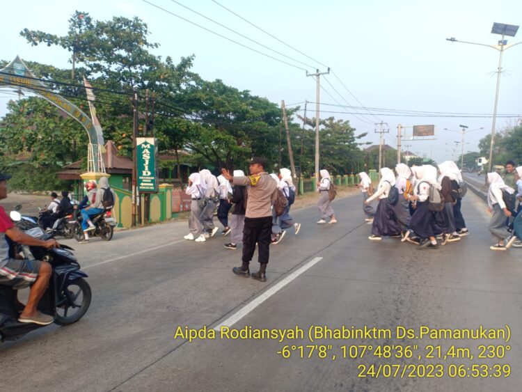 Cegah Laka Lantas Pada Jam Masuk Sekolah, Unit Sabhara Polsek Pamanukan Lakukan Protap Gatur Pagi