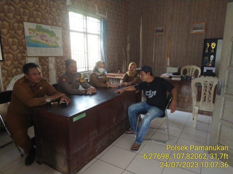 Bhabinkamtibmas Polsek Pamanukan Sambang Kamtibmas dan Korkom dengan Perangkat Desa