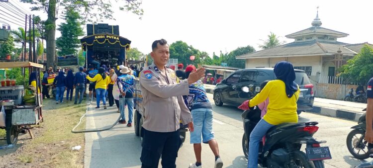 Bhabinkamtibmas Melaksanakan PAM Arak-Arakan di Desa Sukareja