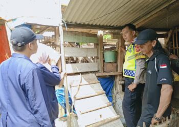 Bhabinkamtibmas Polsek Pamanukan Dampingi Mahasiswa UIN Sunan Gunung Jati Bandung Kunjungi Peternak Kambing