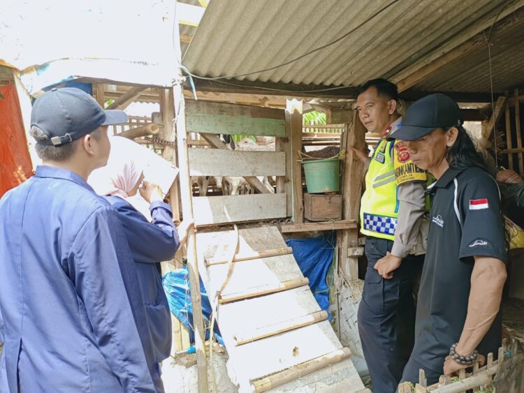 Bhabinkamtibmas Polsek Pamanukan Dampingi Mahasiswa UIN Sunan Gunung Jati Bandung Kunjungi Peternak Kambing