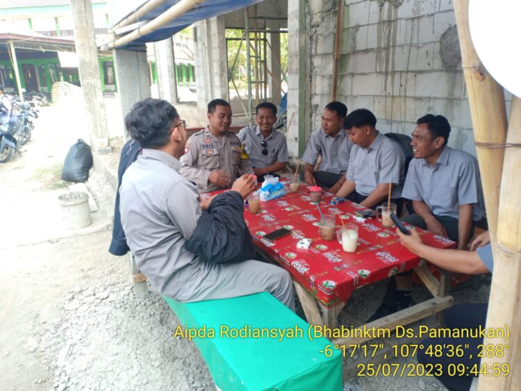 Sambangi Karyawan BPR, Bhabinkamtibmas Polsek Pamanukan Ajak Jaga Kondusifitas kamtibmas