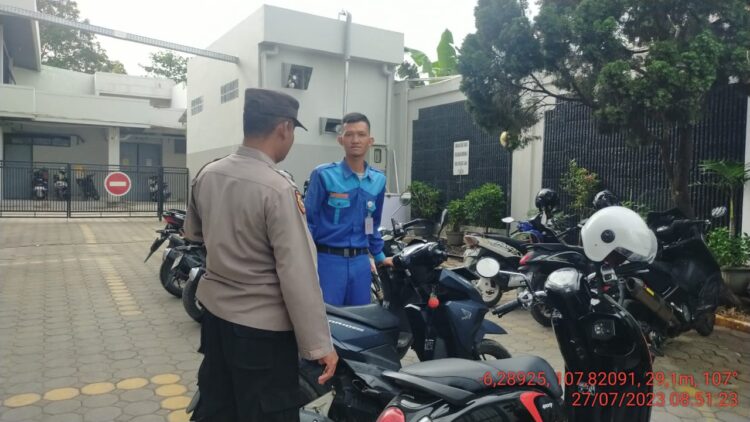Hindari Kemacetan di Sepanjang Jalan, Unit Patroli Sabhara Polsek Pamanukan Himbauan Tukang Parkir Tertib Parkirkan Kendaraan