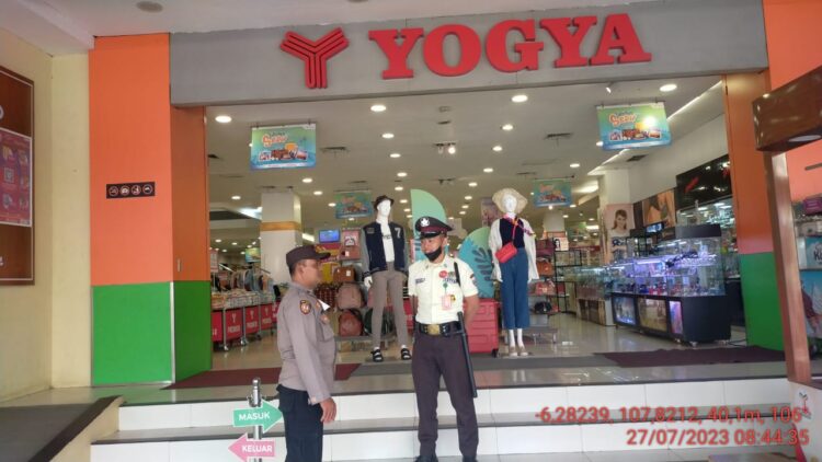Antisipasi Tindak Kejahatan, Polsek Pamanukan Lakukan Patroli Dialogis di Supermarket