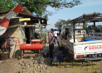 Kepergok Ada Pekerja di Atas Bak saat Isi Nitrogen, Pengemudi Ini Langsung Ditegur Polisi