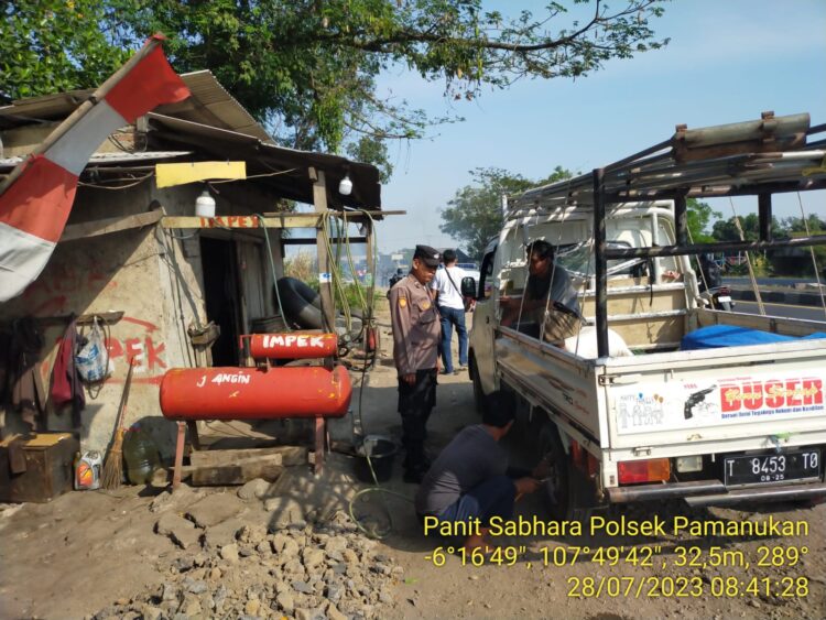Kepergok Ada Pekerja di Atas Bak saat Isi Nitrogen, Pengemudi Ini Langsung Ditegur Polisi