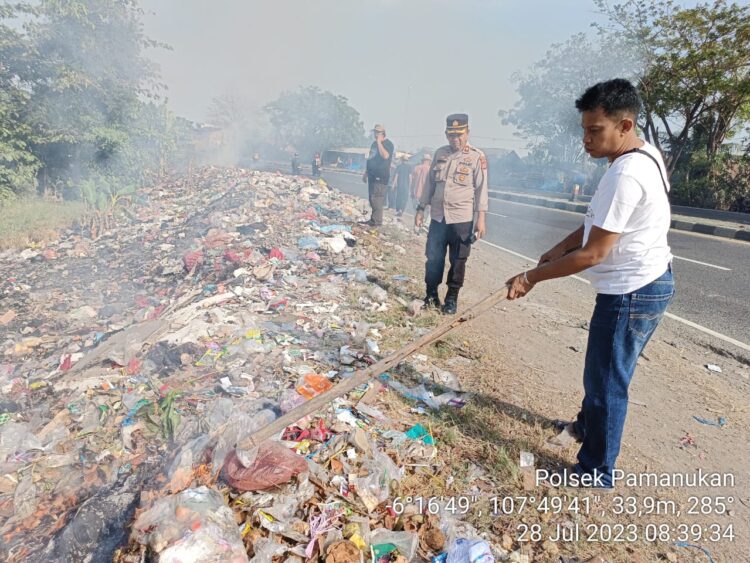 Wujudkan Lingkungan Bersih, Polsek Pamanukan dan Forkompincam Adakan Gotong Royong