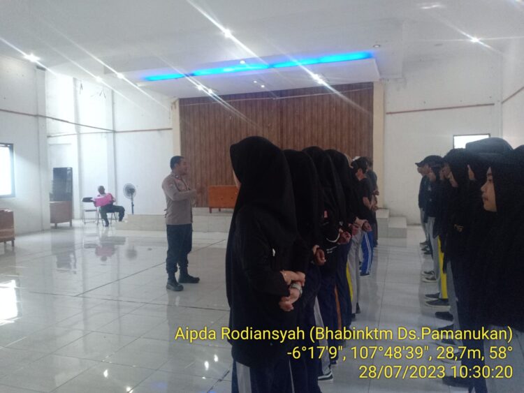 Bhabinkamtibmas Polsek Pamanukan Berikan Motivasi Kepada Peserta Calon Paskibra Kecamatan 