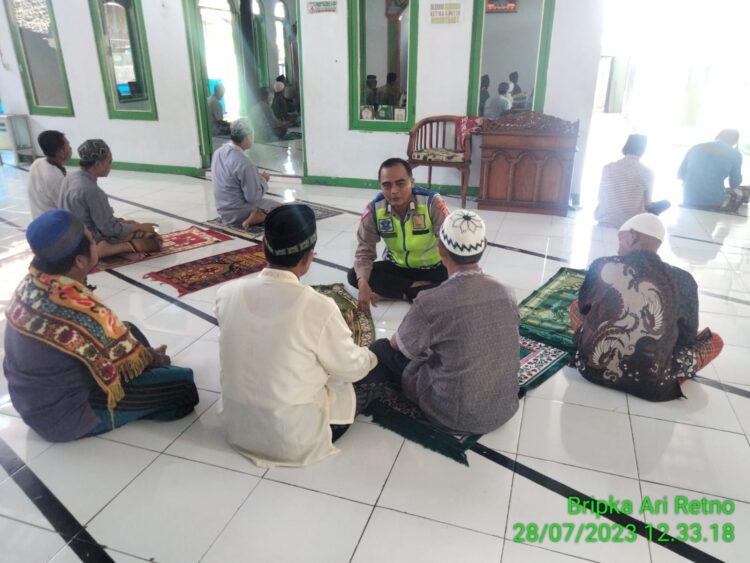 Jum’at Keliling, Bhabinkamtibmas Polsek Pamanukan Serap Curhatan Warga