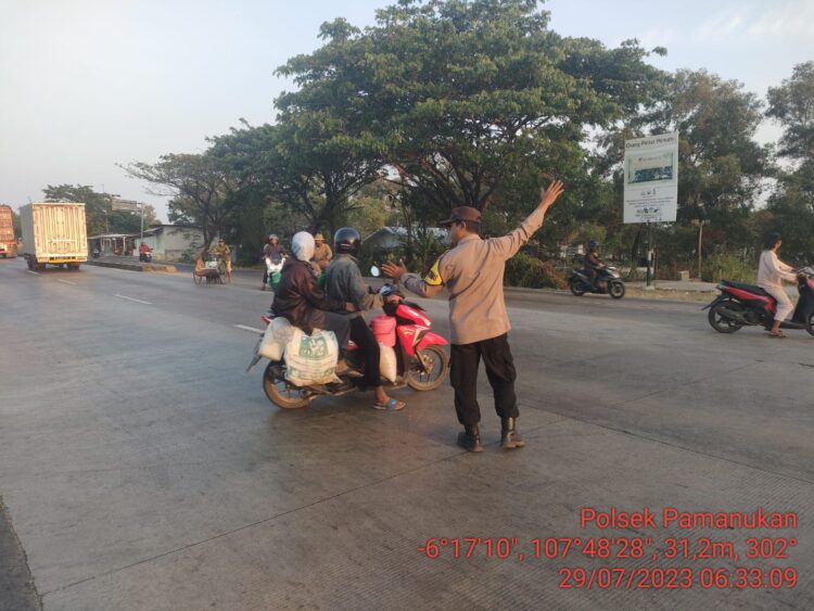Protap Gatur, Polsek Pamanukan Berikan Kelancaran Lalu Lintas di Jalur Pantura