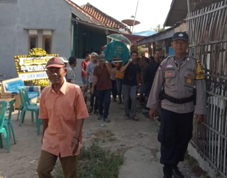 Dekatkan Diri Dengan Masyarakat, Bhabinkamtibmas Polsek Pamanukan Lakukan Sambang Duka