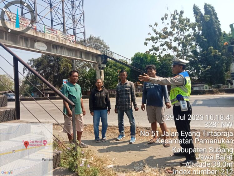 Polisi di Pamanukan Himbau Warga Gunakan JPO ketika Menyebrangi Jalan Pantura
