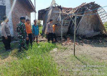 Kapolsek Pamanukan Kunjungi Rumah Yang Rusak Akibat Angin Kencang