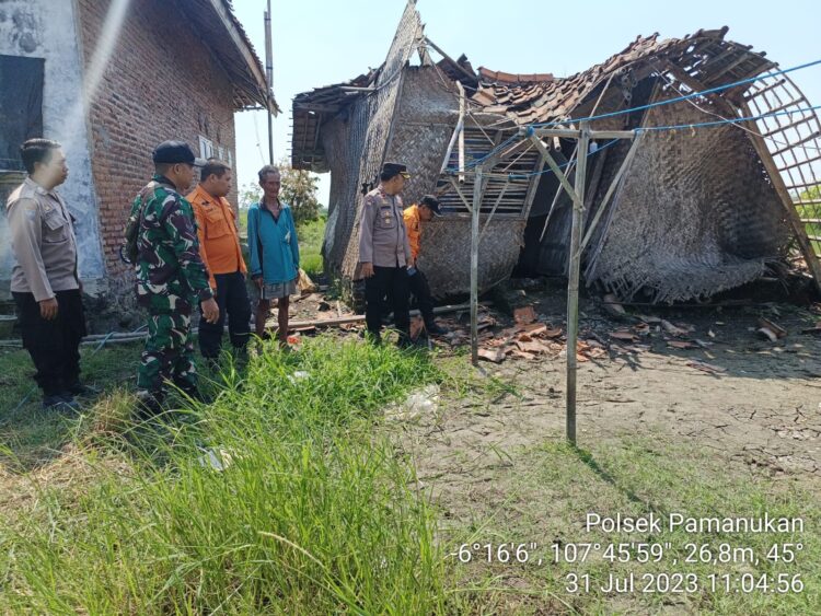 Kapolsek Pamanukan Kunjungi Rumah Yang Rusak Akibat Angin Kencang