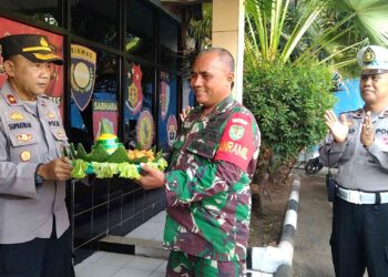 Keren.! Danramil Pamanukan Berikan Tumpeng Ucapan HUT Bhayangkara ke-77 kepada Polsek Pamanukan