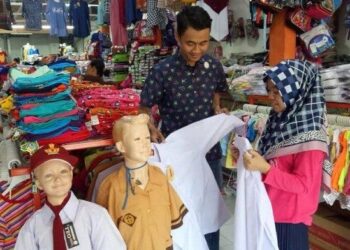 Berburu Baju Seragam di Tahun Ajaran Baru