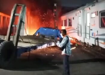 Kereta Api Tabrak Truk Trailer di Semarang, Api Berkobar