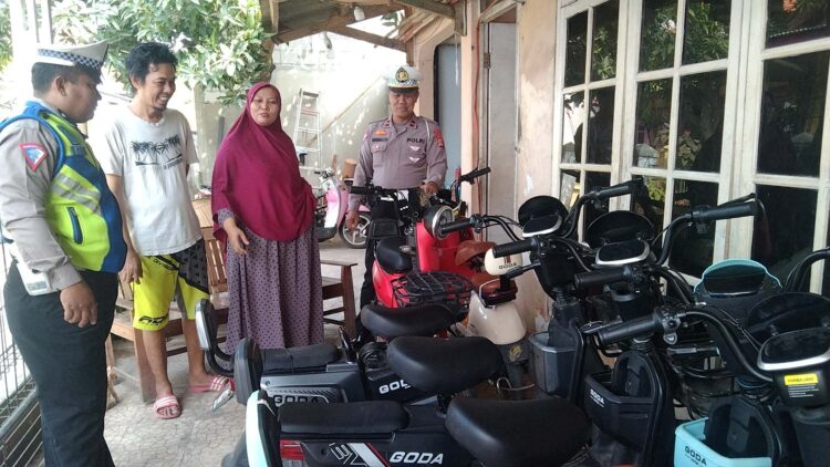 Polisi Lalu Lintas Polsek Pamanukan Himbau Penyedia Jasa Sewa Sepeda Listrik Tak Ijinkan Anak-Anak Mengendarai ke Jalan Raya