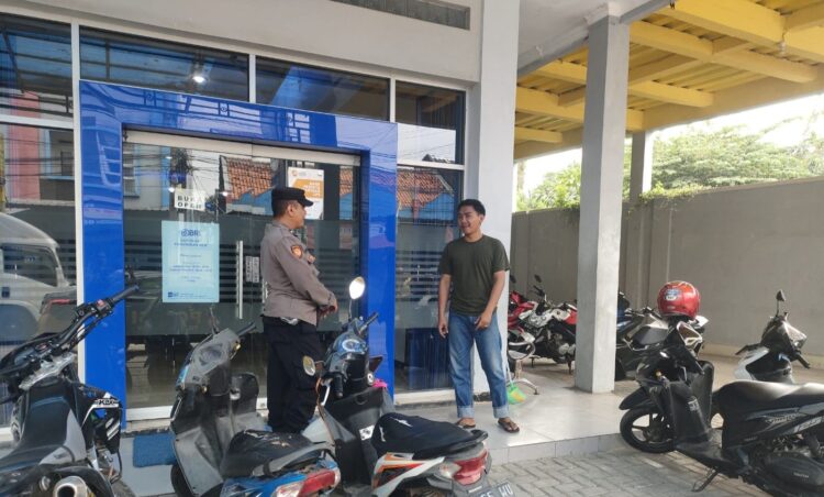 Antisipasi Curanmor di Lingkungan Perbankan Unit Patroli Polsek Pamanukan Berikan Himbauan Kamtibmas Kepada Juru Parkir