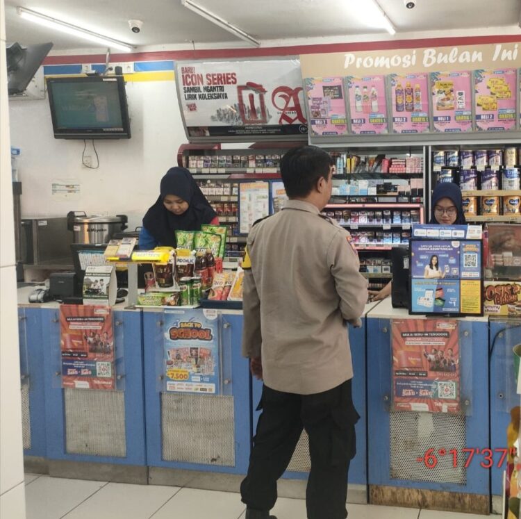 Sambangi Mini Market, Patroli Polsek Pamanukan Lakukan Dialogis Kamtibmas