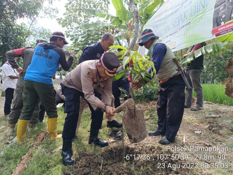 Lestarikan Negeri dengan Penghijauan, Polsek Pamanukan Tanam Puluhan Pohon