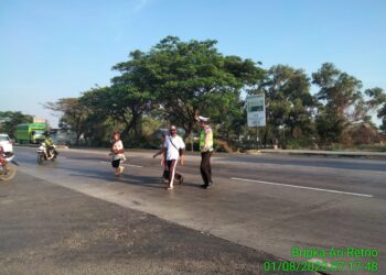Hadir di Pagi Hari, Polsek Pamanukan Bantu Sebrangkan Warga