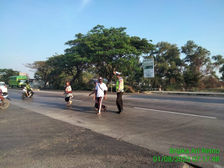 Hadir di Pagi Hari, Polsek Pamanukan Bantu Sebrangkan Warga