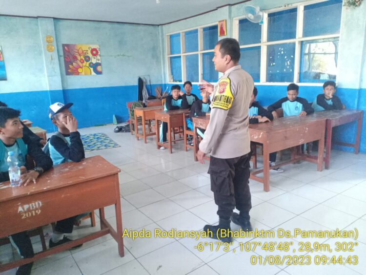 Tekan Kenakalan Remaja, Bhabinkamtibmas Polsek Pamanukan Berikan Binluh Pada Pelajar SMPN 1 Pamanukan