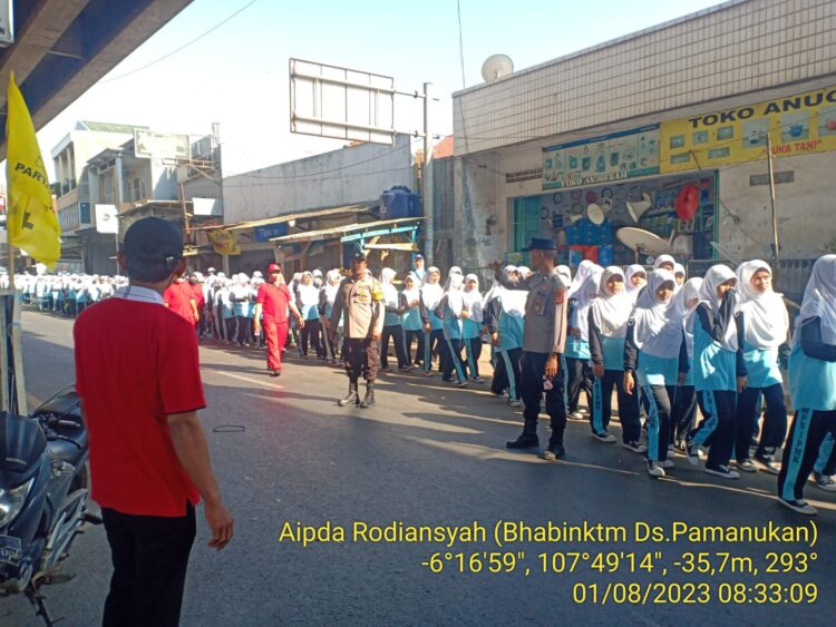 Polsek Pamanukan Lakukan Pengawalan dan Pengamanan Jalan Sehat Dalam Rangka HUT SMPN 1 Pamanukan
