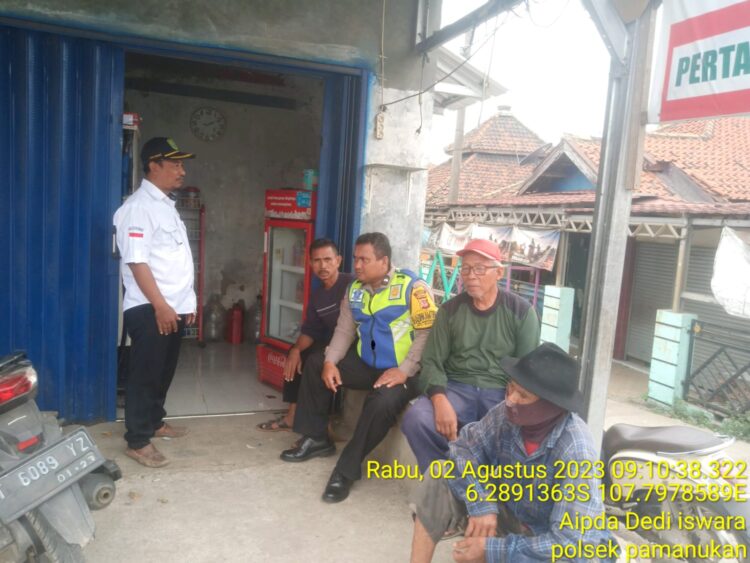 Sambangi Warga, Bhabinkamtibmas Ajak Warga Pasang Bendera