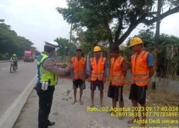 Unit Lantas Polsek Pamanukan Himbau Pekerja di Bahu Jalan Pantura Pasang Rambu Lalin