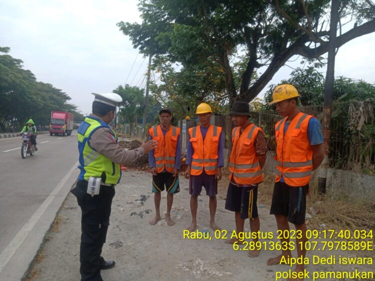 Unit Lantas Polsek Pamanukan Himbau Pekerja di Bahu Jalan Pantura Pasang Rambu Lalin