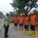 Unit Lantas Polsek Pamanukan Himbau Pekerja di Bahu Jalan Pantura Pasang Rambu Lalin