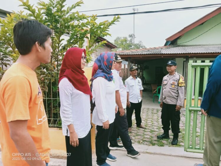 Hadir di Tengah Warganya, Bhabinkamtibmas Polsek Pamanukan Kawal Tim Medis Jemput Warga Alami Gangguan Jiwa