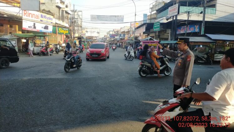 Pastikan Simpang Empat Fly Over Pamanukan yang Rawan Keramaian Aman, Kapolsek Pamanukan Turun Langsung Atur Lalin