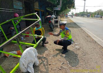Personil Unit Lantas Polsek Pamanukan Sambangi Bengkel Las Sembari Ingatkan Pesan Kamtibmas
