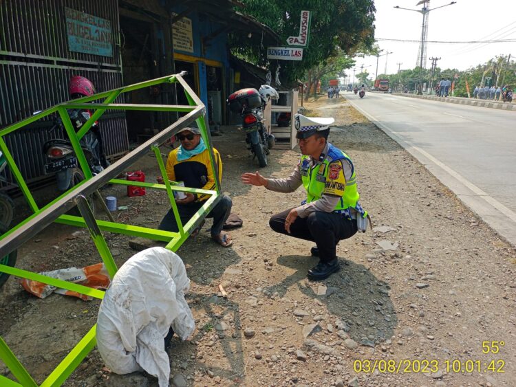 Personil Unit Lantas Polsek Pamanukan Sambangi Bengkel Las Sembari Ingatkan Pesan Kamtibmas