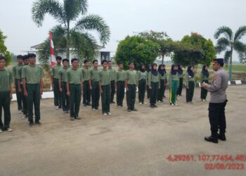 Cek Kesiapan Calon Paskibra Kecamatan Sukasari, Kapolsek Pamanukan Turun Langsung Melatih